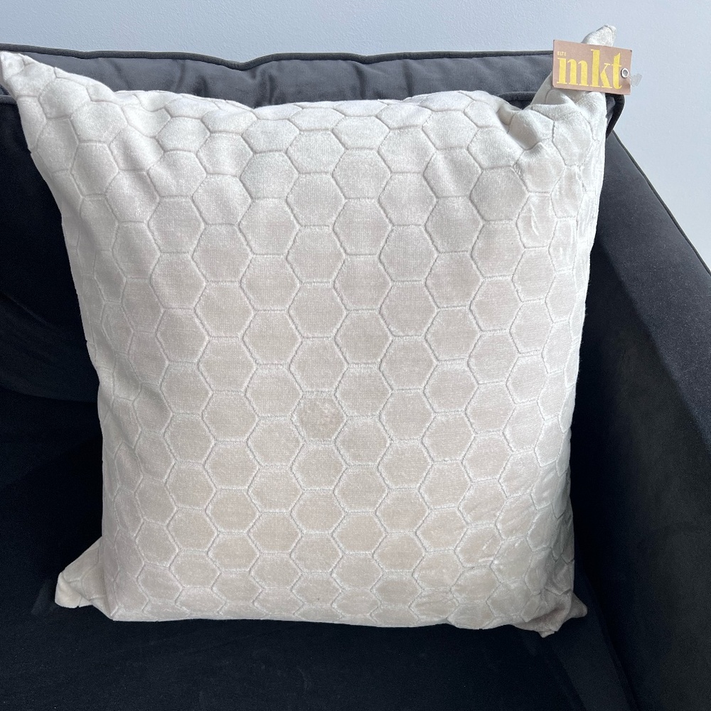 ELTE Mkt Natural Honeycomb Throw Pillow
